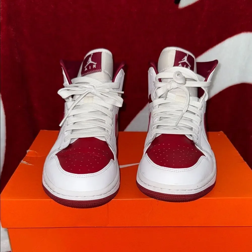 Air Jordan Retro 1 red White High-Top Sneakers